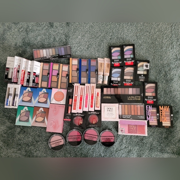 Mystery Makeup Box 📦 ✨️ - Picture 2 of 6